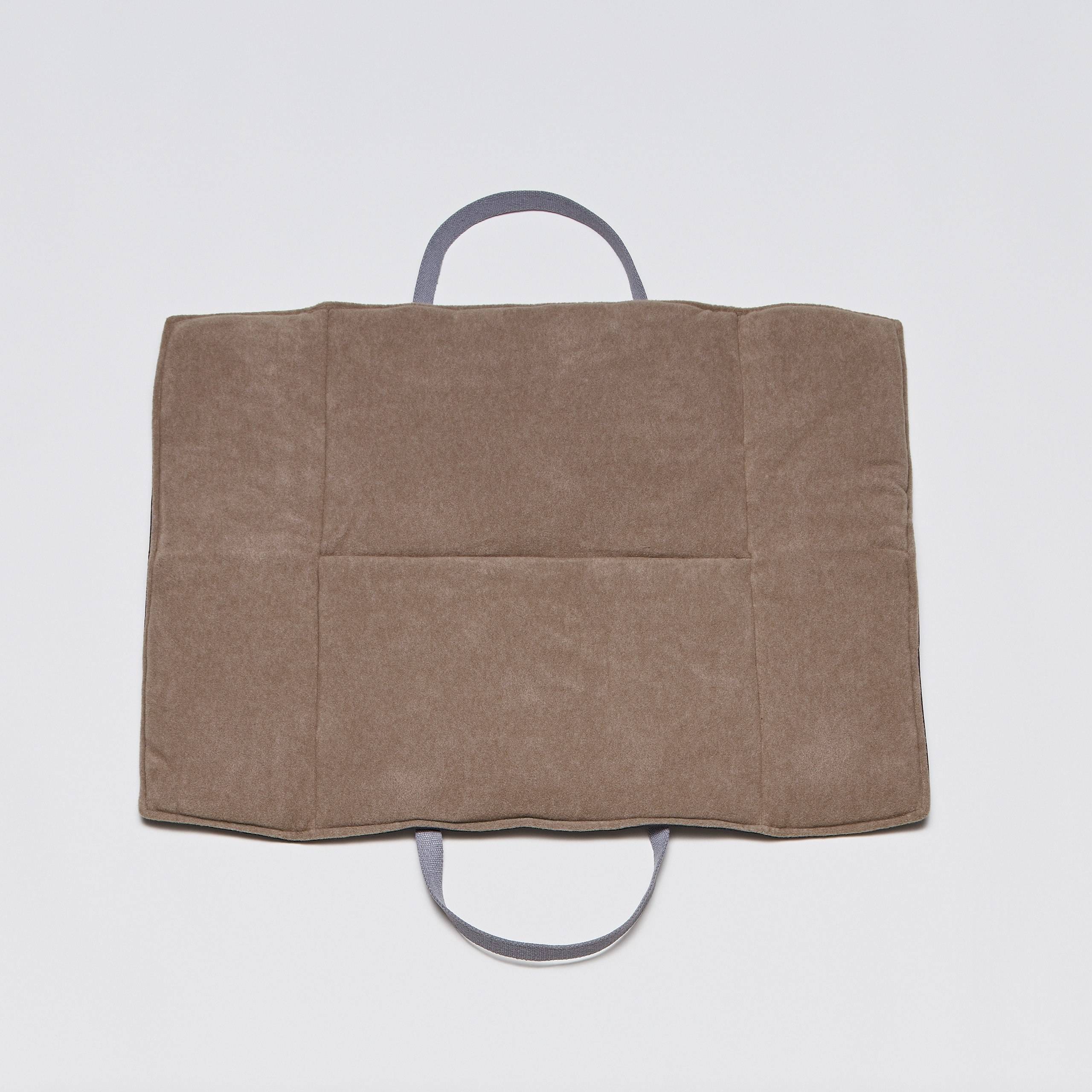 cloud7-travel-bed-mid-grey-waterproof-inside