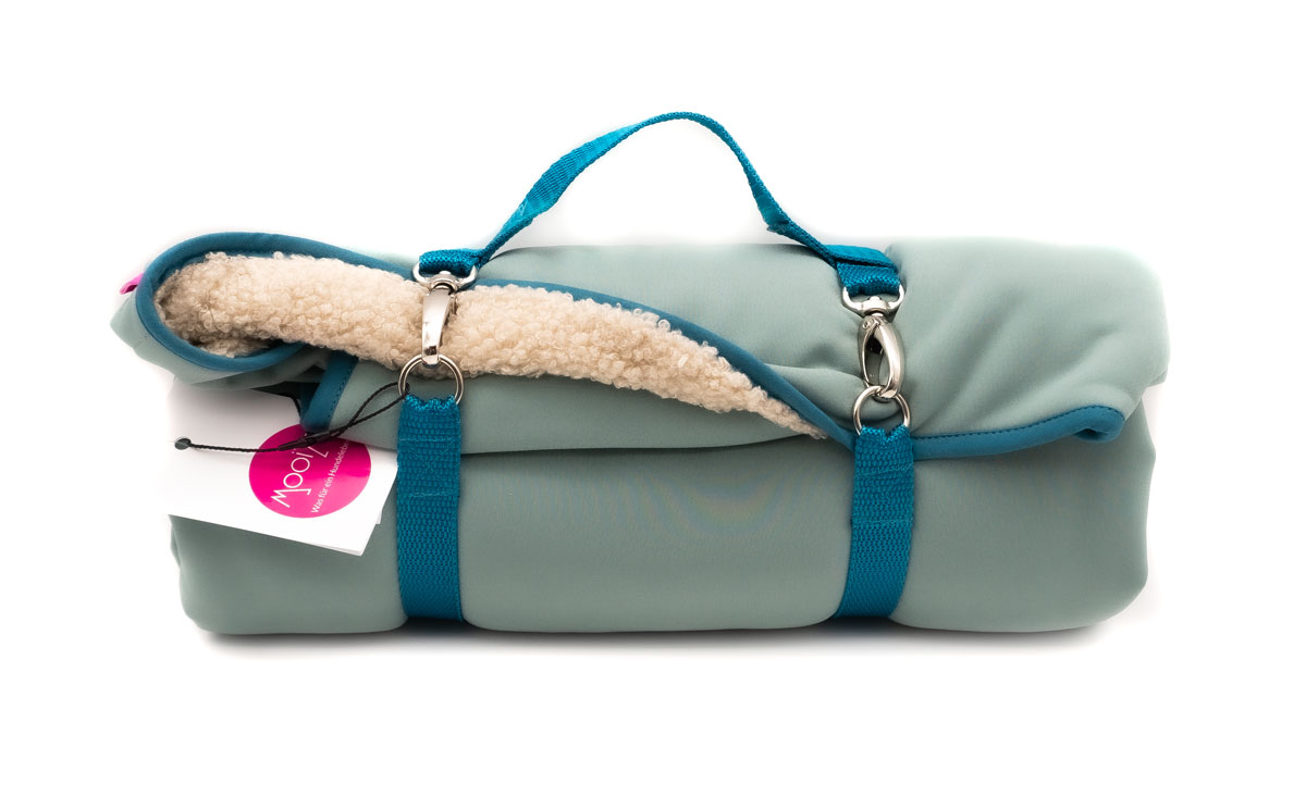 MooiZo Dog'n Roll Hundereisedecke Softshell Frostgrün, Teddy Beige, Gurt Petrol Gr. L