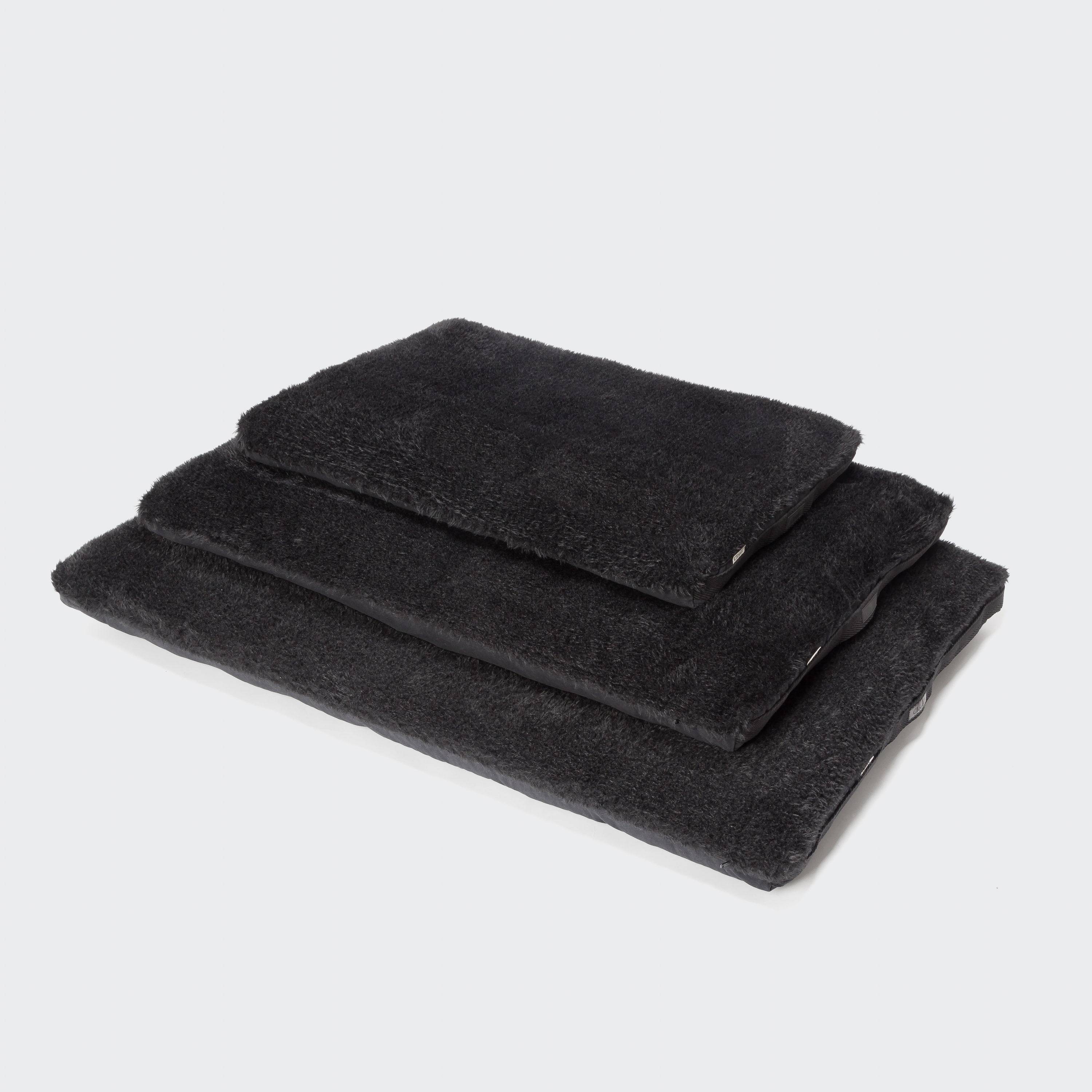 cloud7-dog-bed-siesta-plush-black-all-sizes-on-grey_1_ Cloud7 Hundebett Siesta Plüsch Black
