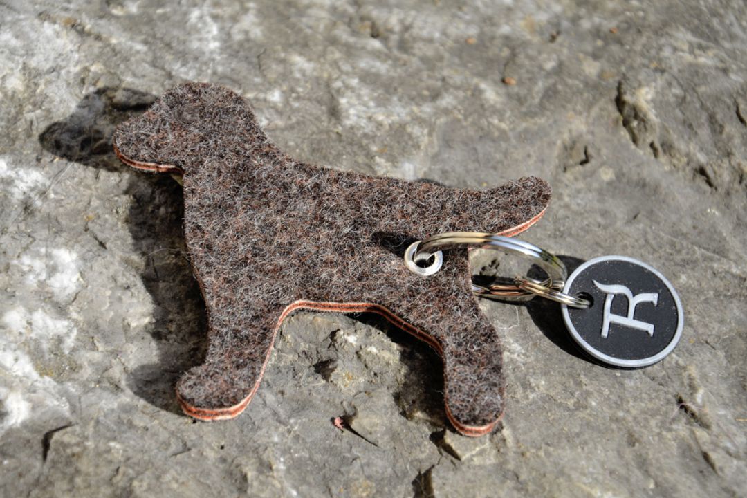 schluesselanhaengerhunddreifarbig1200-1 TREUSINN Schlüsselanhänger Filz Hund mit Klimperschutz