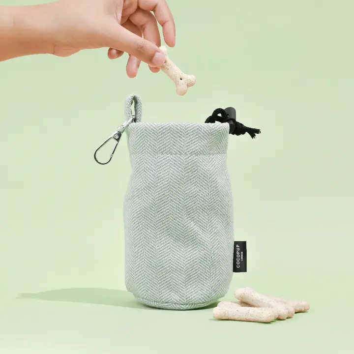 e8fa95a3f5780b9573b19924835945abcabf72821958fa1ae6145fd44d18b62a Cocopup London Leckerlibeutel mit Kordelzug Salbei | Sage Tweed