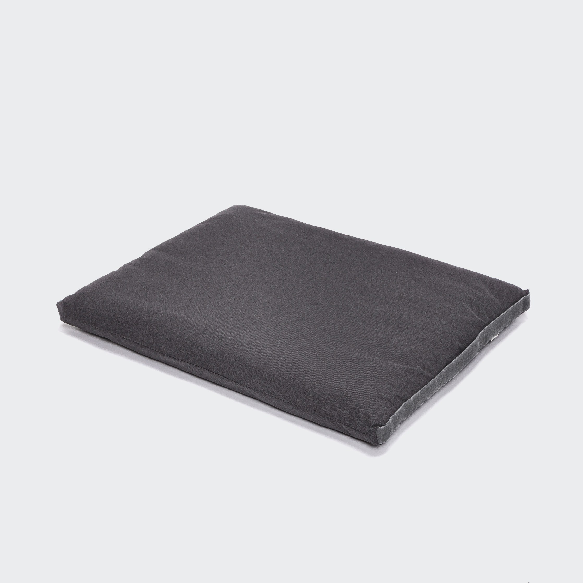 cloud7-dog-bed-siesta-graphite_waterproof-l-on-grey_1_