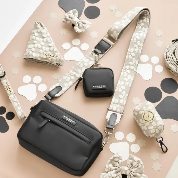 Cocopup-Tasche-Schwarz-mit-Mocca-Blume Cocopup Gassitasche Groß, Schwarz mit Gurt Mokka Blume und Leckerlitasche  (=3-teilig)